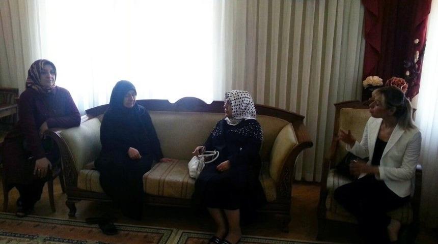 Bayan Kam&ccedil;ı Şehit Ailelerini Ziyaret Etti