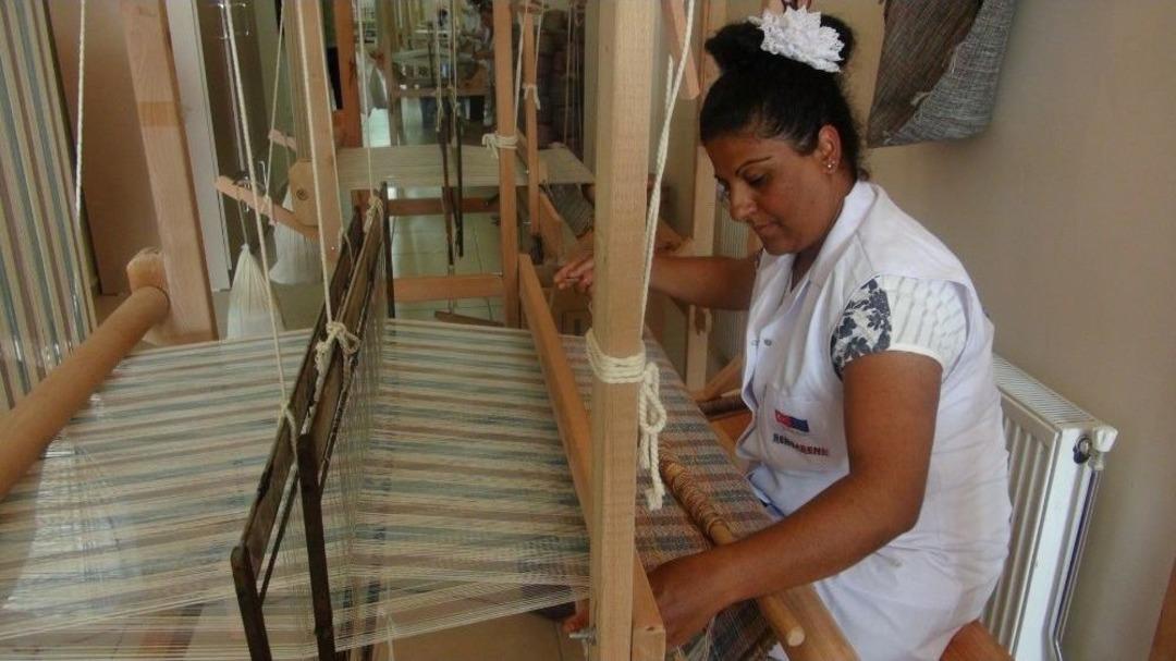 Kilimleri &lsquo;rengarenk&rsquo; Dokuyorlar