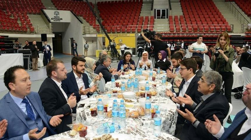 Başkan Aky&uuml;rek, İftarda Gen&ccedil;lerle Buluştu