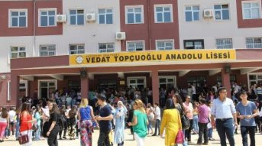 Vedat Top&ccedil;uoğlu Anadolu Lisesinde Karne Coşkusu