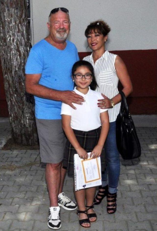 İngiliz Uyruklu Aisha Hoyle nin Karne Sevinci 1