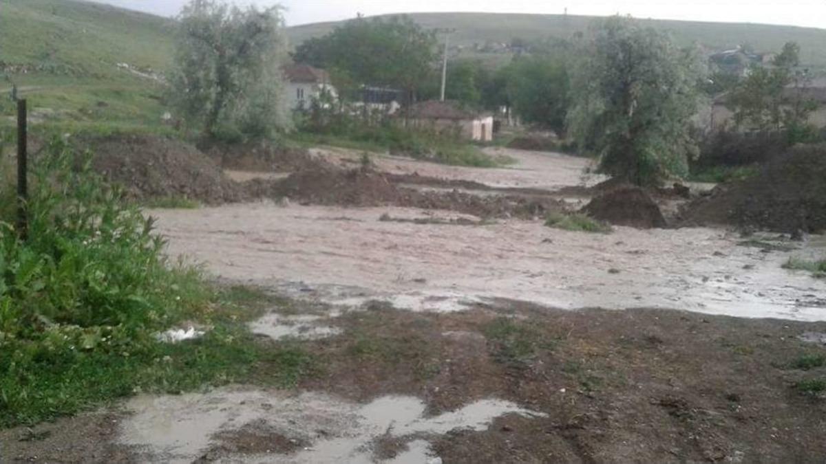 Sivrihisar Ve Seyitgazi&rsquo;de Yağmur Sele Neden Oldu