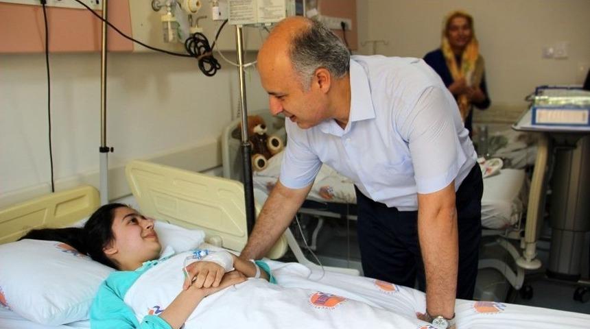 Rekt&ouml;r &Ccedil;amsarı&rsquo;dan Hasta &Ccedil;ocuklara Moral Ziyareti