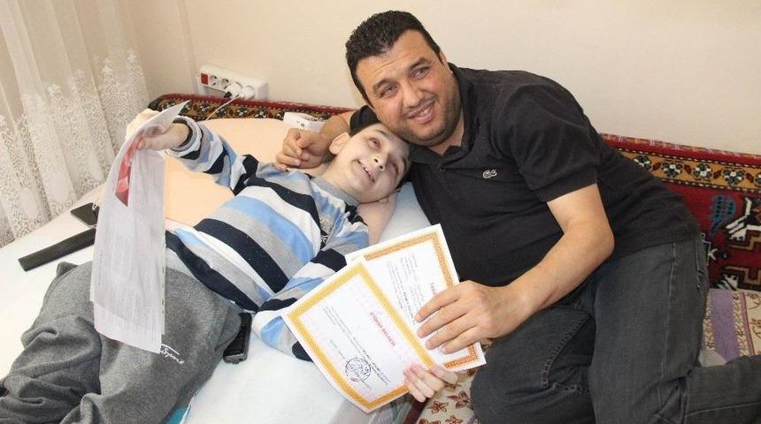 Cam Kemik Hastası Mehmet&rsquo;in Karne Sevinci