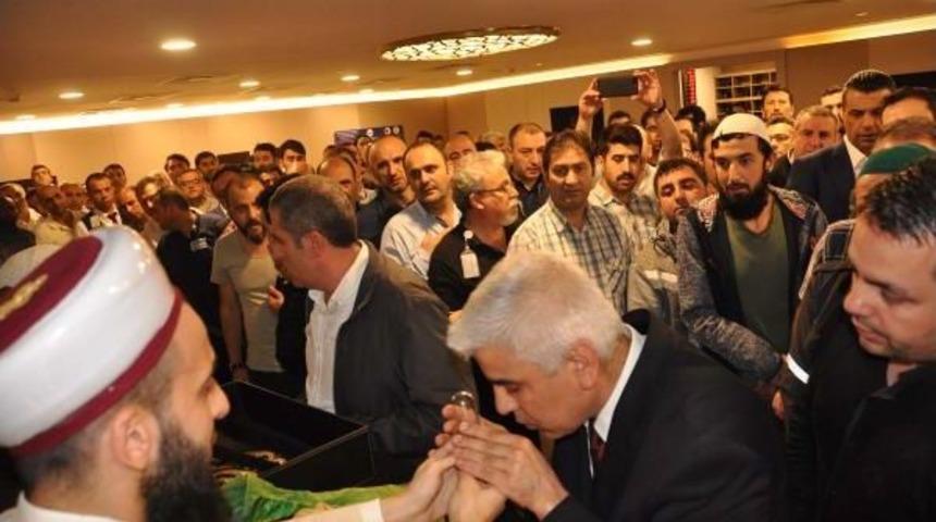 Sakal-I Şerif Atat&uuml;rk Havalimanı Mescidinde