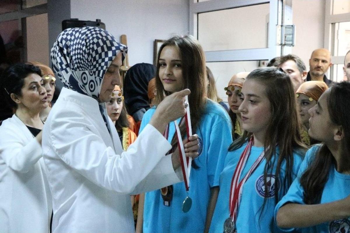 Adapazarı Mesleki Ve Teknik Anadolu Lisesinde Karne Ve &Ouml;d&uuml;l T&ouml;reni Heyecanı