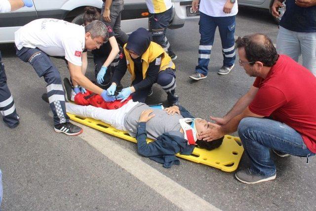 Antalya’da Otomobil İle Motosiklet Çarpıştı: 2 Yaralı