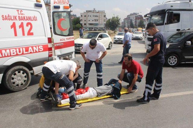 Antalya’da Otomobil İle Motosiklet Çarpıştı: 2 Yaralı