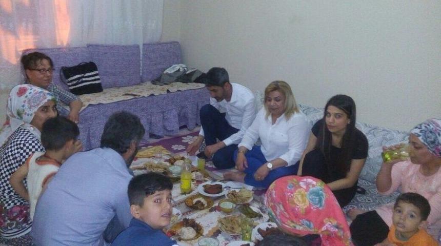 Ak Parti Bağlar İl&ccedil;e Teşkilatı İftar Ziyaretlerini S&uuml;rd&uuml;r&uuml;yor