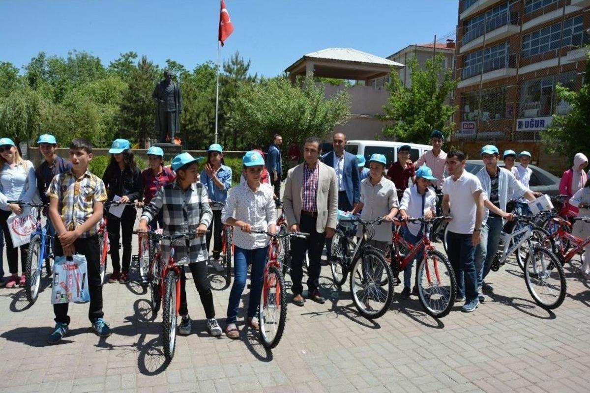 G&uuml;roymak&rsquo;ta Başarılı 80 &Ouml;ğrenciye Bisiklet Dağıtıldı