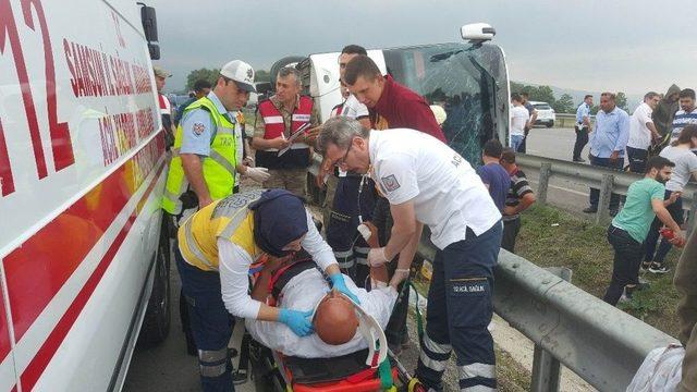 Samsun’da Acemi Erleri Taşıyan Otobüs Devrildi