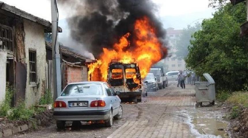 Park Halindeki Minib&uuml;s Alev Alev Yandı