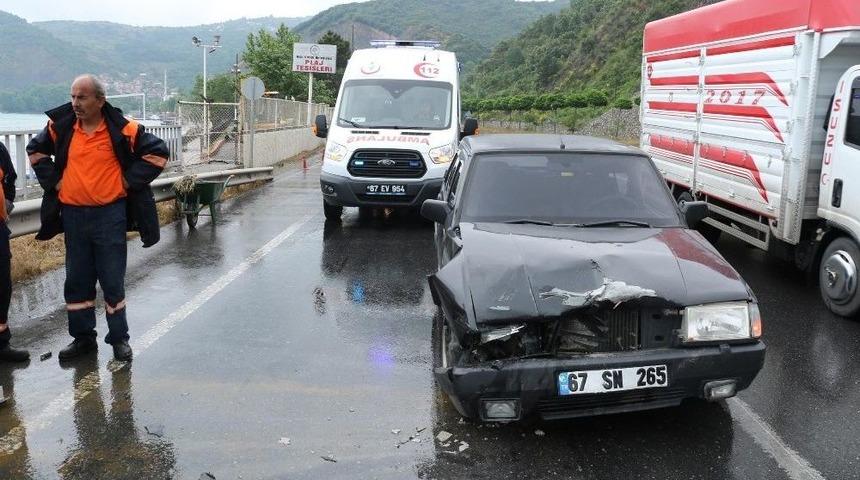 Kırmızı Işıktaki Araca Arkadan &Ccedil;arptı