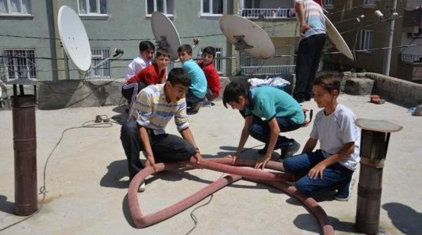 Yangına M&uuml;dahale Eden Itfaye Ekibine &Ccedil;ocuklar Da Yardım Etti