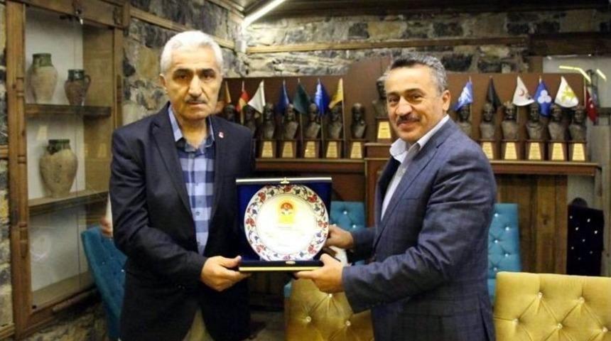 T&uuml;fad&rsquo;dan Başkan Tutal&rsquo;a Plaket