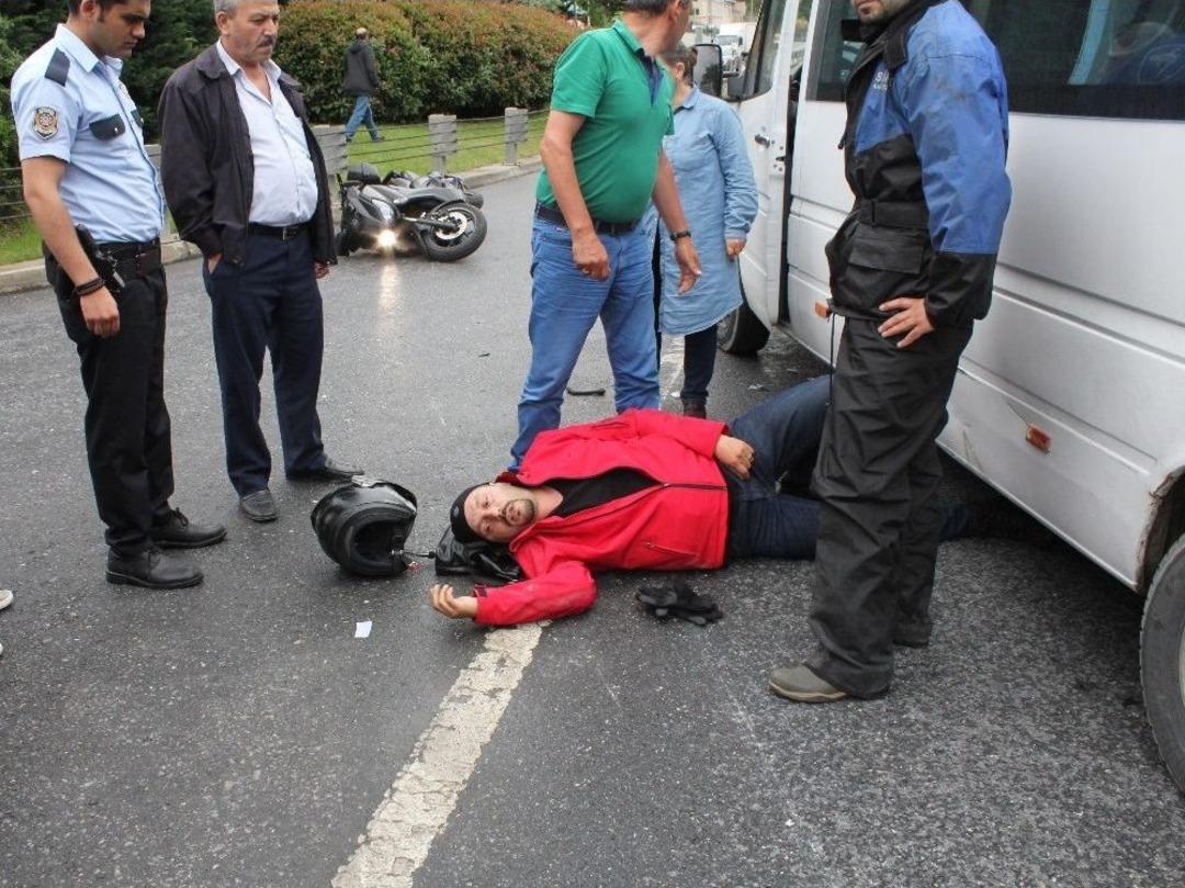 &Ouml;ğrencileri Taşıyan Servis Minib&uuml;s&uuml; Motosiklete &Ccedil;arptı