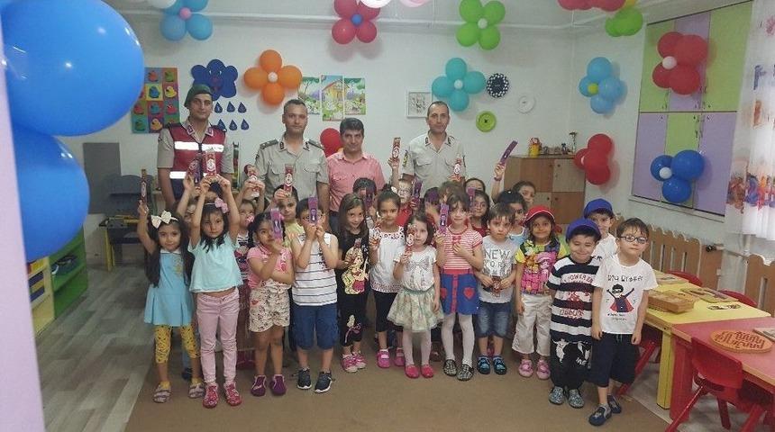 Jandarmadan Minik &Ouml;ğrencilere Hediye