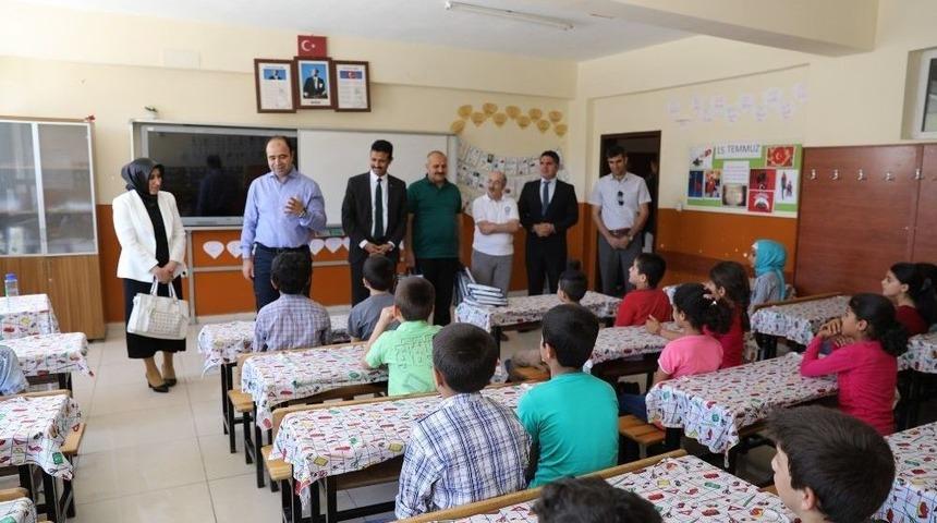 Başkan &Ccedil;ift&ccedil;i &Ouml;ğrencilerin Karne Sevincine Ortak Oldu