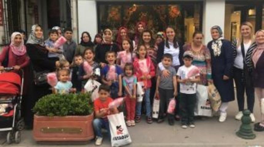 Ak Parti Kadın Kolları, İhtiya&ccedil; Sahipleriyle Buluşmaya Devam Ediyor