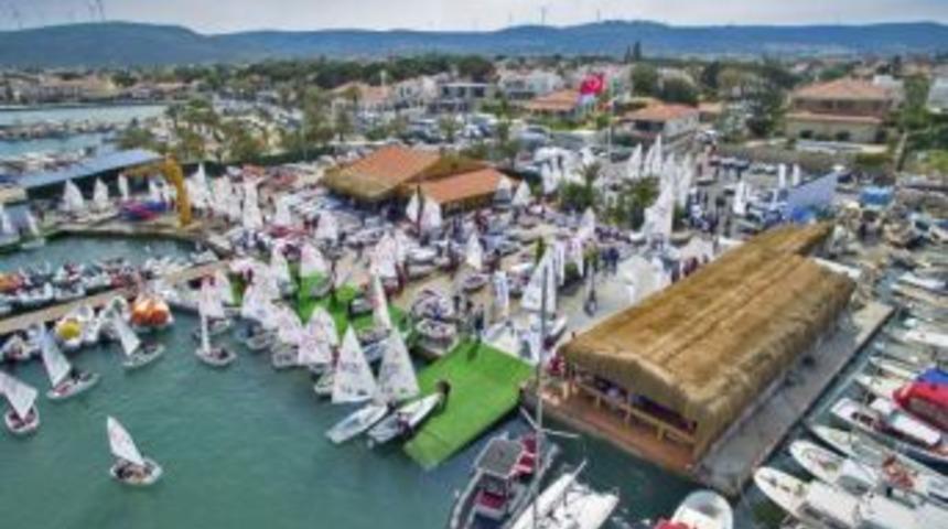 Çeşme'de Yelkene Arkas Destegi