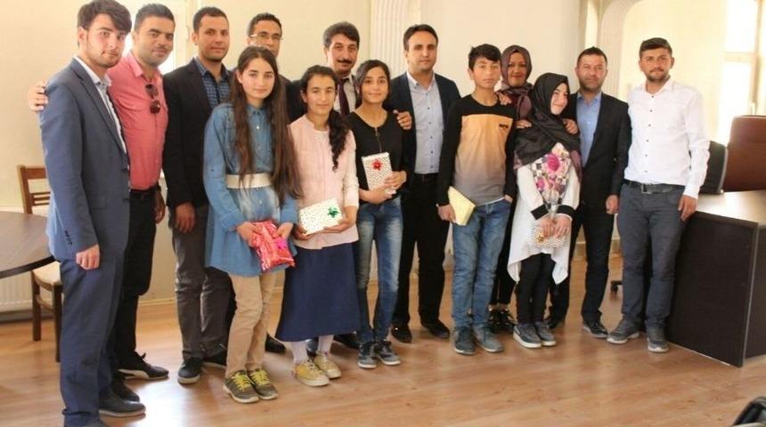 Kaymakam D&uuml;ndar, Başarılı &Ouml;ğrencileri &Ouml;d&uuml;llendirdi