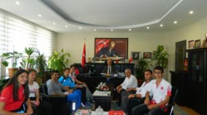 Başarılı Atletlerden M&uuml;d&uuml;r G&uuml;&ccedil;l&uuml;&rsquo;ye Ziyaret