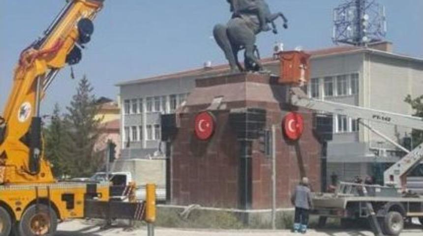 Kırşehir&rsquo;de Belediye Kavşağında Bulunan Atat&uuml;rk Heykeli Cacabey Meydanına Taşınıyor