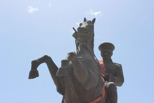 Kırşehir’de Belediye Kavşağında Bulunan Atatürk Heykeli Cacabey Meydanına Taşınıyor