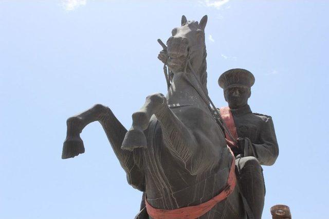 Kırşehir’de Belediye Kavşağında Bulunan Atatürk Heykeli Cacabey Meydanına Taşınıyor