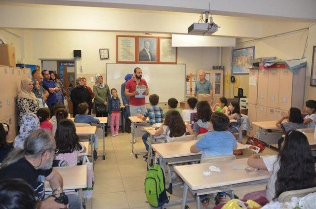 Bilecik Belediyesi Çocuklara Karne Hediyesi Olarak Dergiler Dağıttı