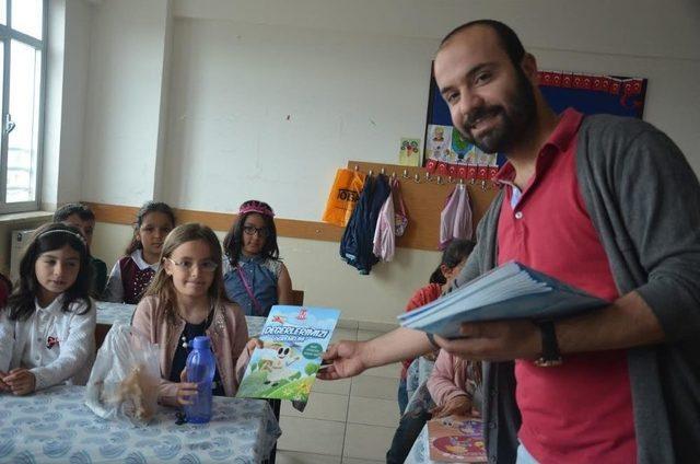 Bilecik Belediyesi Çocuklara Karne Hediyesi Olarak Dergiler Dağıttı