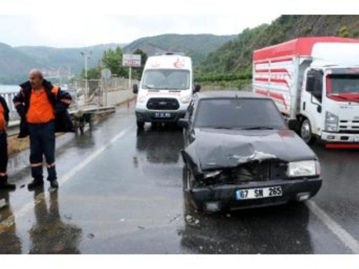 Zonguldak'ta Iki Otomobil Çarpıştı: 1 Yaralı
