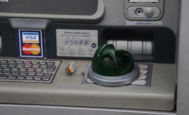 İzmit'te Atm'de Kart Kopyalama Düzeneği Ve Kamera Bulundu