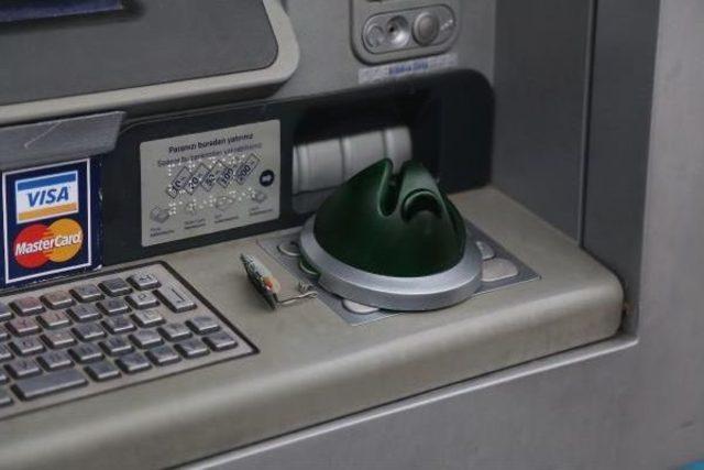 İzmit'te Atm'de Kart Kopyalama Düzeneği Ve Kamera Bulundu