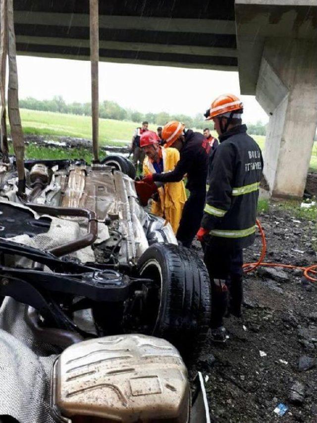 Tem'de Köprüden Uçan Otomobilin Sürücüsü Öldü