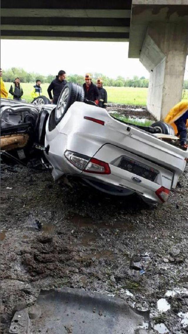 Tem'de Köprüden Uçan Otomobilin Sürücüsü Öldü