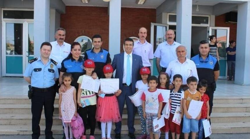 Emniyet M&uuml;d&uuml;r&uuml; Alper &Ouml;ğrencilere Karne Dağıttı