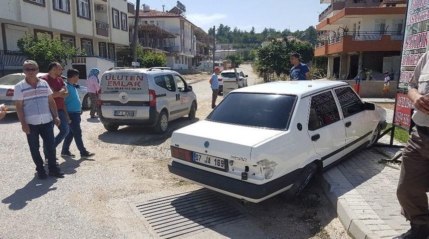 Otomobilin &Ccedil;arptığı Gen&ccedil; Kız Ağır Yaralandı