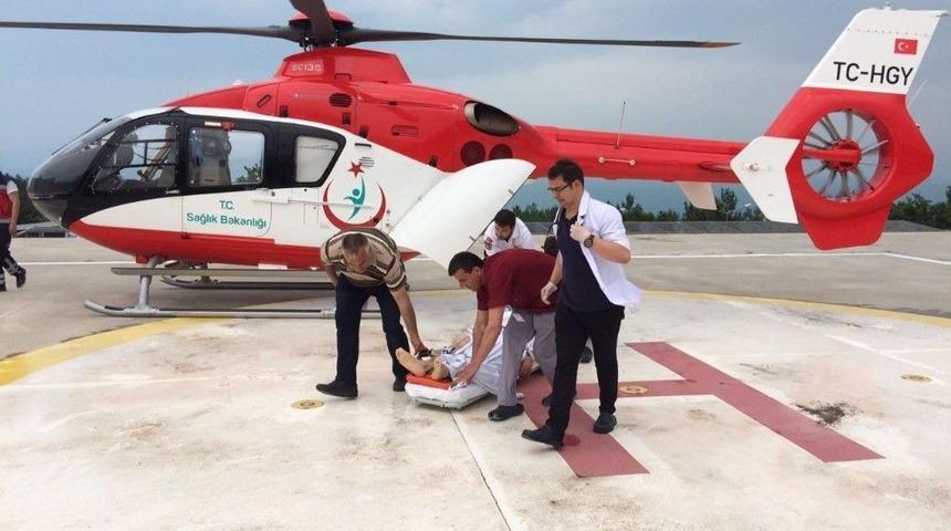 Otob&uuml;s Kazasında Ağır Yaralanan Asker Ambulans Helikopter İle Sevk Edildi