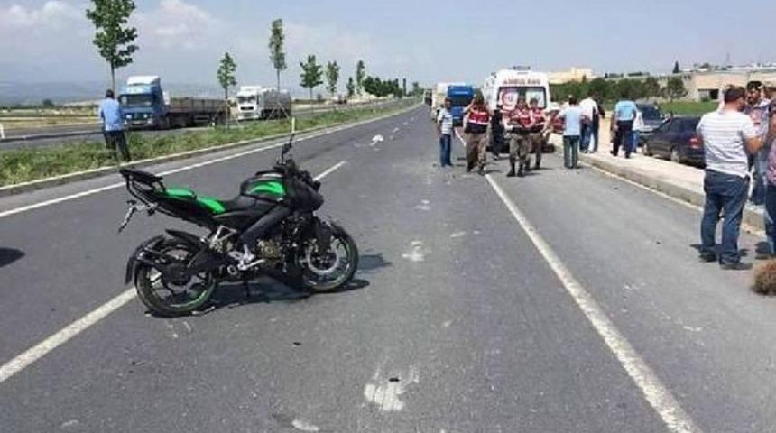 Kamyona &Ccedil;arpan Motosikletin S&uuml;r&uuml;c&uuml;s&uuml; &Ouml;ld&uuml;