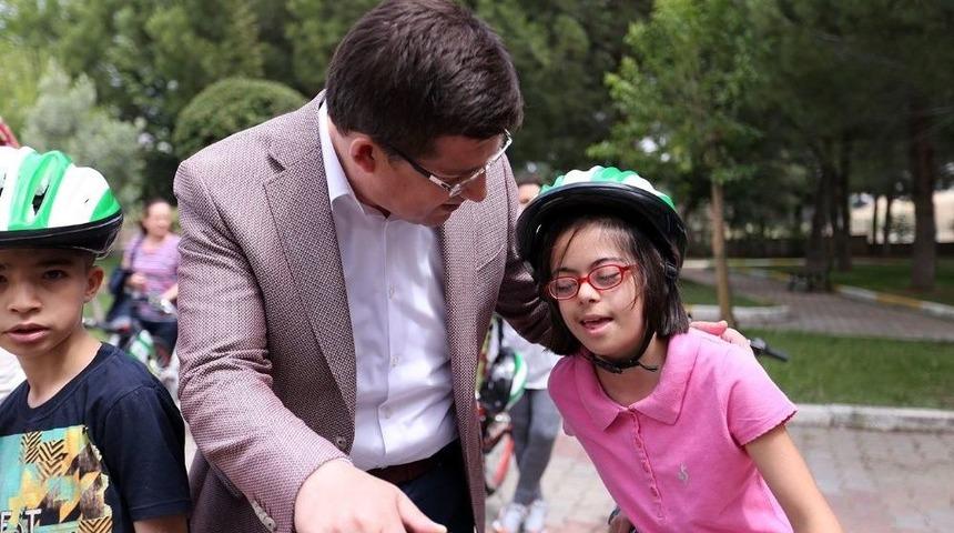 Merkezefendi&rsquo;den &Ouml;zel &Ccedil;ocuklara Bisiklet Hediyesi