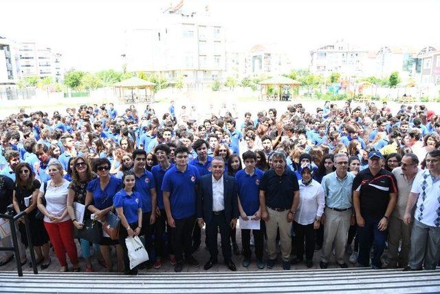 Başkan B&ouml;cek, &Ouml;ğrencilerin Karne Sevincini Paylaştı 1