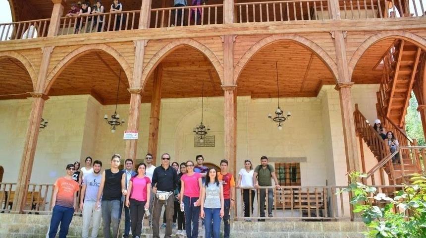 İn&ouml;n&uuml; &Uuml;niversitesi &Ouml;ğrencilerinden Arapgir&rsquo;e Kamp