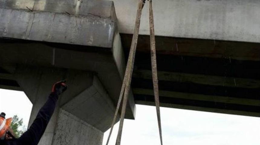 K&ouml;pr&uuml;den U&ccedil;an Otomobilin S&uuml;r&uuml;c&uuml;s&uuml; &Ouml;ld&uuml;