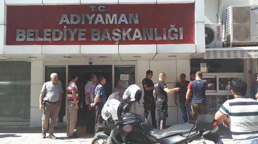 Belediye Personelleri İle Asans&ouml;r Firmasına Ait G&ouml;revliler Birbirine Girdi