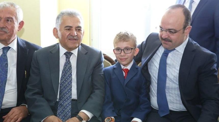 Başkan Dr. B&uuml;y&uuml;kkılı&ccedil; 5 Ayda Hafız Olan &Ouml;ğrenciye Tablet Hediye Etti