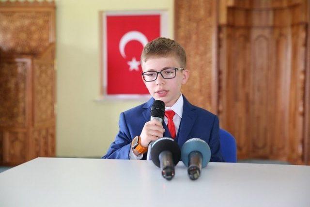 Başkan Dr. B&uuml;y&uuml;kkılı&ccedil; 5 Ayda Hafız Olan &Ouml;ğrenciye Tablet Hediye Etti 1