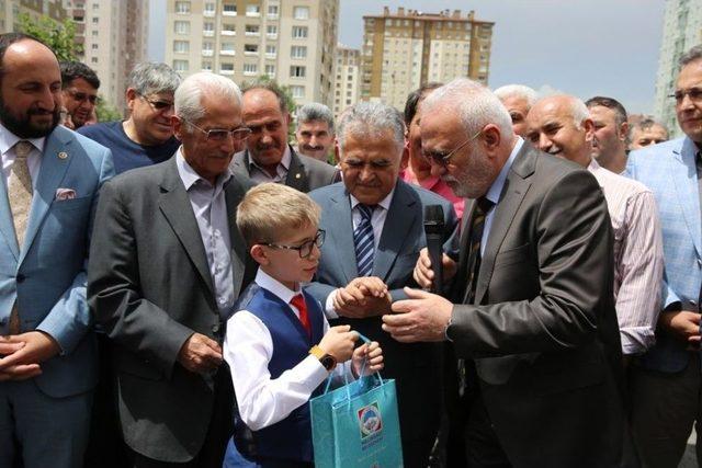 Başkan Dr. B&uuml;y&uuml;kkılı&ccedil; 5 Ayda Hafız Olan &Ouml;ğrenciye Tablet Hediye Etti 2