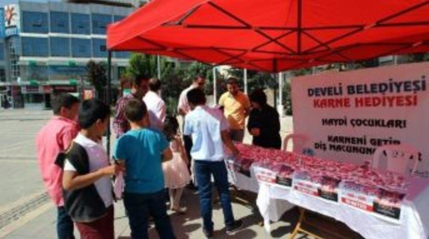 Develi Belediyesi Karne Hediyesi Dağıttı