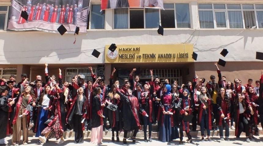 &Ouml;ğrenciler Karnelerini Halay &Ccedil;ekerek Aldılar